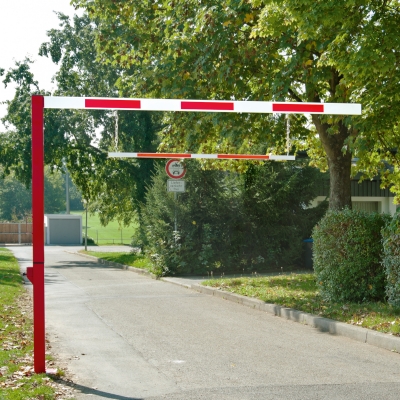 Höhenabhängung für Durchfahrt-Begrenzer, B 200 mm, für Größen 3000 - 5000 mm, Aluminium, rot/weiß beidseitig reflektierend, Stahlkette 6 mm/400 mm feuerverzinkt