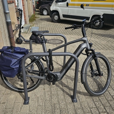 CITY-Anlehnbügel SPRINT, Rundrohr 48/2 mm, gebogen, ohne Knieholm, feuerverzinkt und in DB 703 beschichtet, zum Aufdübeln mit Bodenplatte (160 x 70 x 10 mm, 2 Bohrungen), Höhe: 800 mm, Breite: 800 mm