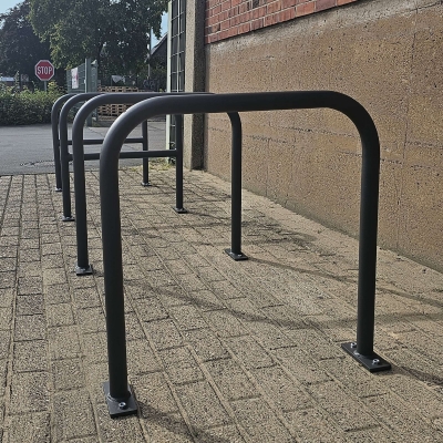 CITY-Anlehnbügel SPRINT, Rundrohr 48/2 mm, gebogen, ohne Knieholm, feuerverzinkt und in DB 703 beschichtet, zum Aufdübeln mit Bodenplatte (160 x 70 x 10 mm, 2 Bohrungen), Höhe: 800 mm, Breite: 800 mm