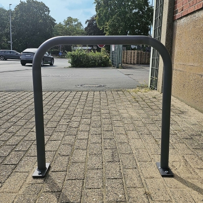 CITY-Anlehnbügel SPRINT, Rundrohr 48/2 mm, gebogen, ohne Knieholm, feuerverzinkt und in DB 703 beschichtet, zum Aufdübeln mit Bodenplatte (160 x 70 x 10 mm, 2 Bohrungen), Höhe: 800 mm, Breite: 800 mm