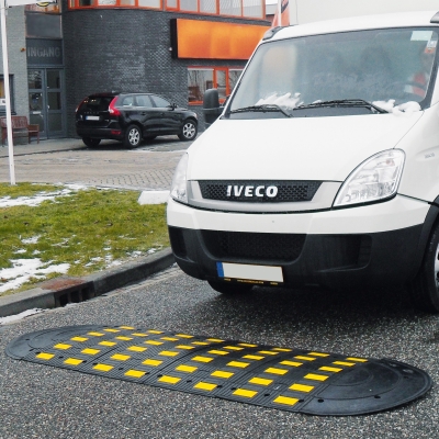 SafeRide 50, Fahrbahnschwelle, 1 Abschlußelement mit Nut, schwarz, 900/450/50 mm (L/B/H)