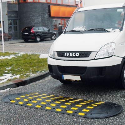 SafeRide-50 Fahrbahnschwelle, SET 2.900 mm, Höhe 50 mm: 4 x Normelement, 1 x Abschlusselement Nut, 1 x Abschlusselement Zapfen, 32 x Dübel/Schraube/U-Scheibe