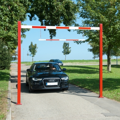 Höhenabhängung für Durchfahrt-Begrenzer, B 4000 mm, für Größen 5000 - 8000 mm, Aluminium, rot/weiß beidseitig reflektierend, Stahlkette 6 mm/400 mm feuerverzinkt
