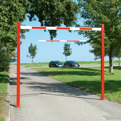Höhenabhängung für Durchfahrt-Begrenzer, B 200 mm, für Größen 3000 - 5000 mm, Aluminium, rot/weiß beidseitig reflektierend, Stahlkette 6 mm/400 mm feuerverzinkt