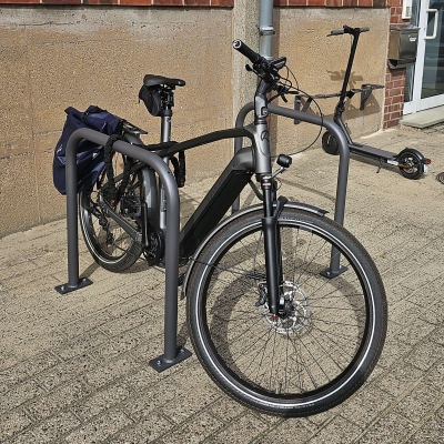 CITY-Anlehnbügel SPRINT, Rundrohr 48/2 mm, gebogen, ohne Knieholm, feuerverzinkt und in DB 703 beschichtet, zum Aufdübeln mit Bodenplatte (160 x 70 x 10 mm, 2 Bohrungen), Höhe: 800 mm, Breite: 800 mm